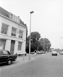855970 Afbeelding van een hoge straatlantaarn op de hoek van het Predikherenkerkhof (voorgrond) en de Lange ...